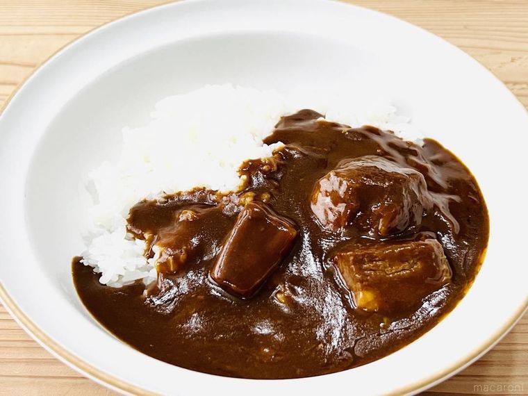 やわらか牛肉使用 極うまビーフカレーをごはんにかけた様子