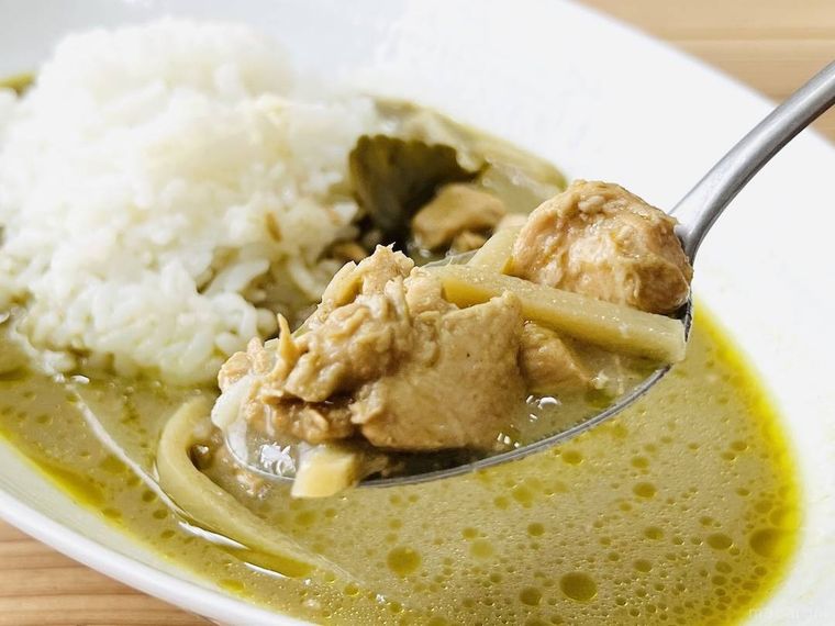 ハーブの爽やかな香り グリーンカレーをスプーンですくった様子