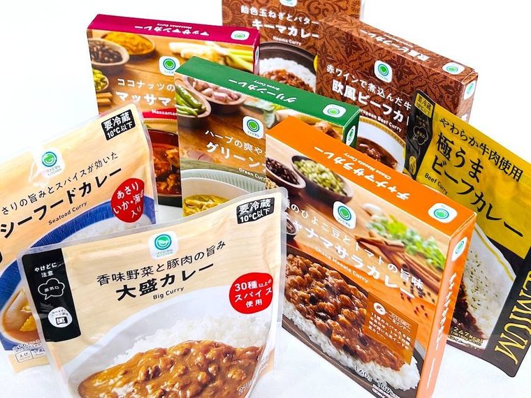 ファミリーマートのレトルトカレー8品を並べた様子