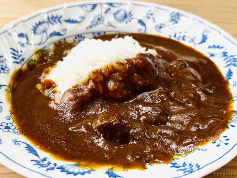 赤ワインで煮込んだ牛肉使用 欧風ビーフカレーをごはんにかけた様子