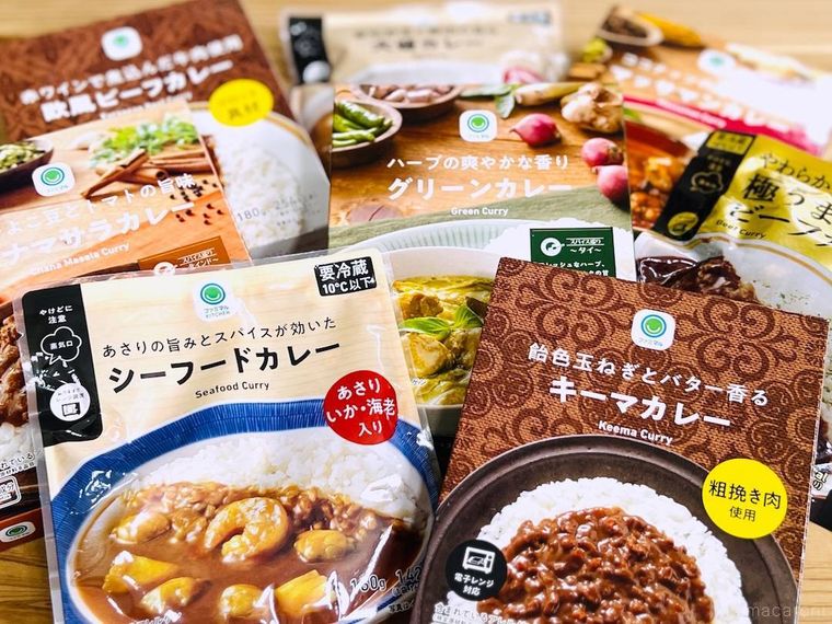 ファミリーマートのレトルトカレー8品を並べた様子