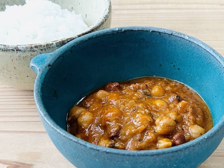 2種のひよこ豆とトマトの旨味 チャナマサラカレーを青い器に盛り付けた様子