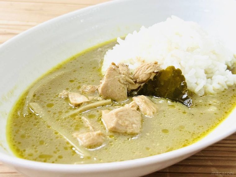 ハーブの爽やかな香り グリーンカレーをごはんにかけた様子