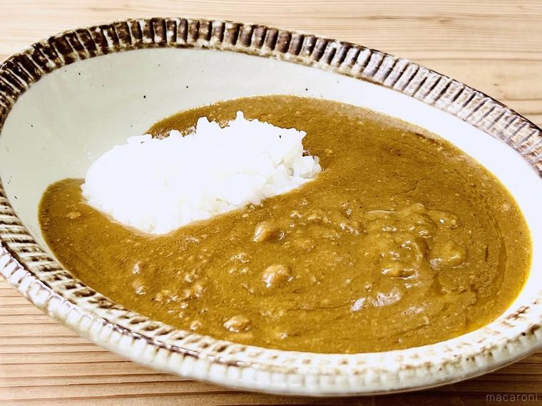 香味野菜と豚肉の旨み 大盛カレーをごはんにかけた様子