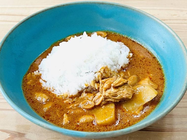 ココナッツの風味豊かな マッサマンカレーをごはんにかけたようす