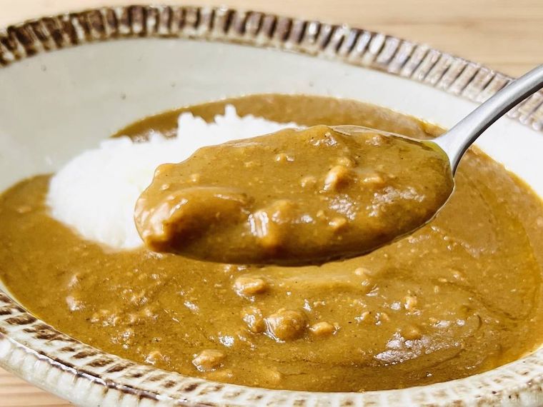 香味野菜と豚肉の旨み 大盛カレーをスプーンですくった様子