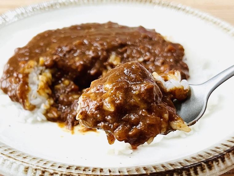 飴色玉ねぎとバター香る キーマカレーをスプーンですくった様子