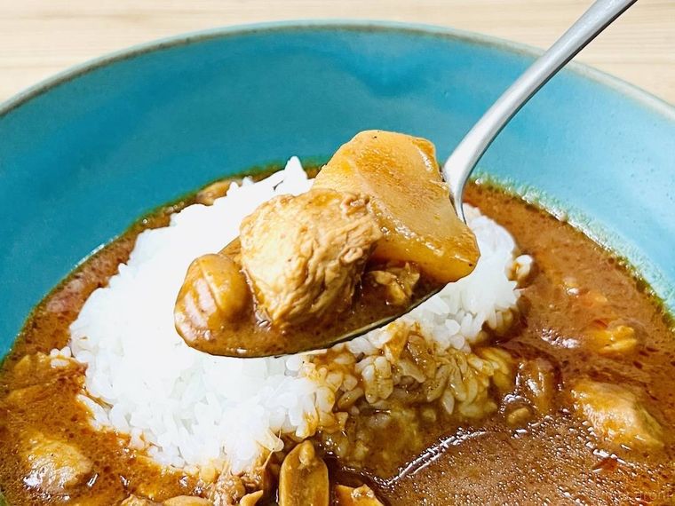 ココナッツの風味豊かな マッサマンカレーをスプーンですくった様子