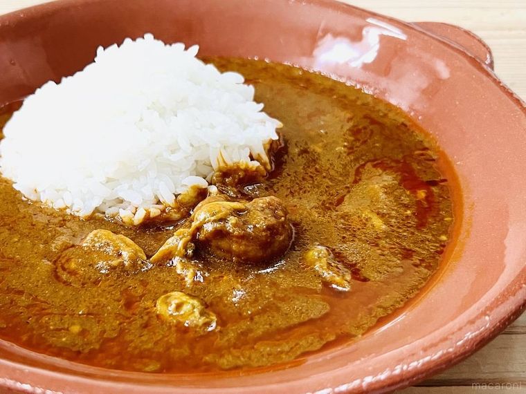 あさりの旨みとスパイスが効いた シーフードカレーをごはんにかけた様子