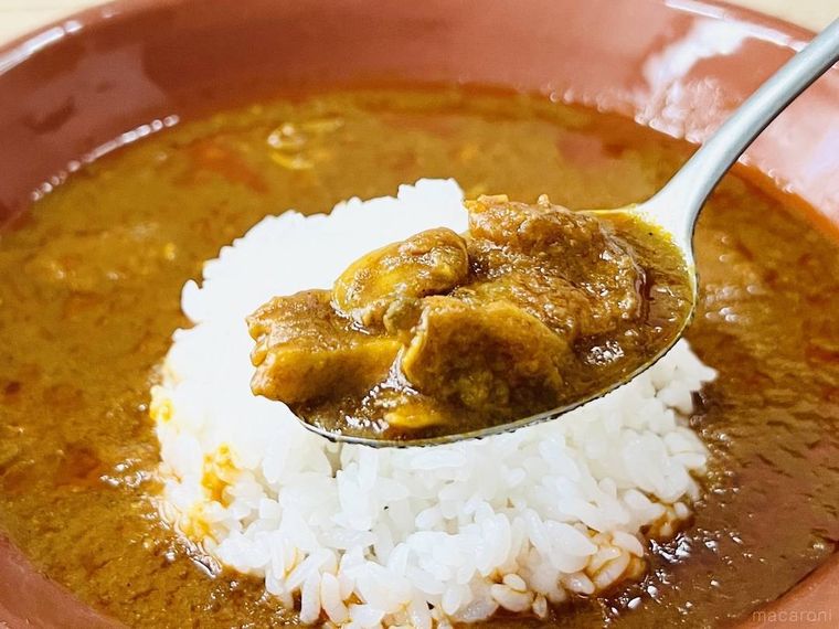 あさりの旨みとスパイスが効いた シーフードカレーをスプーンですくった様子