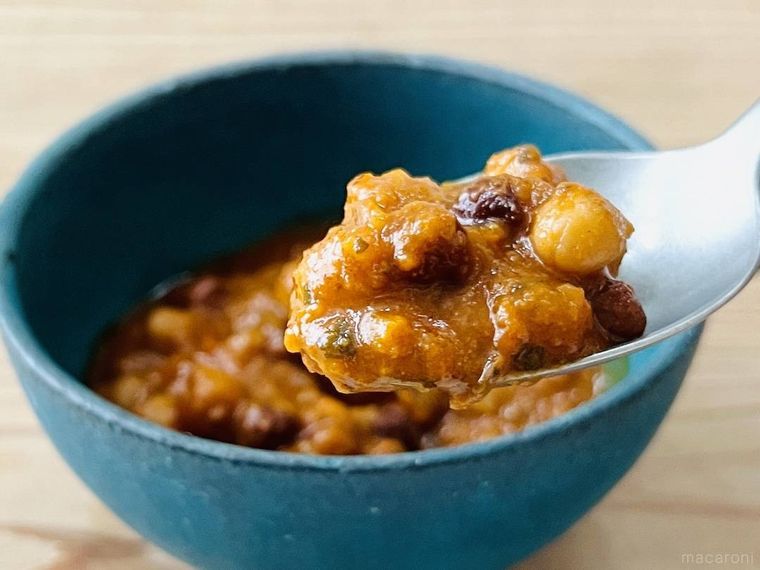 2種のひよこ豆とトマトの旨味 チャナマサラカレーをスプーンですくった様子