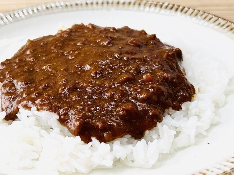 飴色玉ねぎとバター香る キーマカレーをごはんにかけた様子