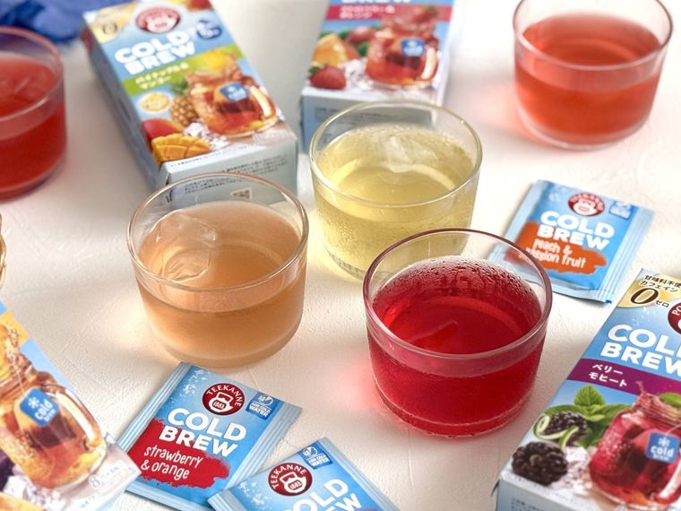 コールドブリューの箱とグラスに注がれたハーブティー