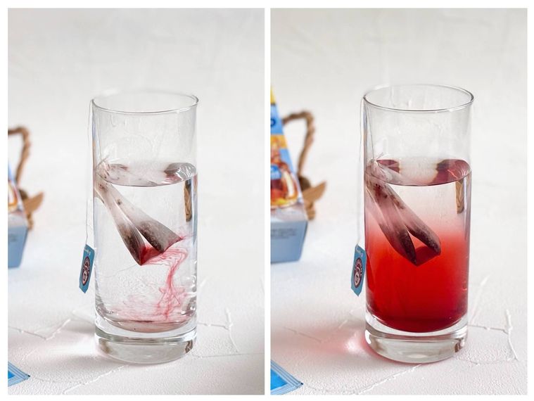 グラスに水とコールドブリューのティーバッグが入っている