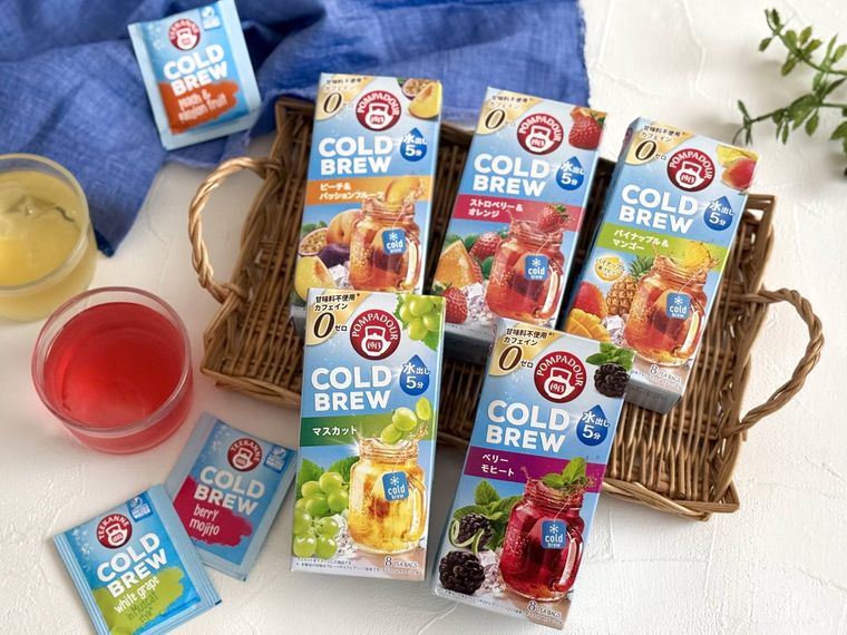 コールドブリューの箱とグラスに注がれたハーブティー