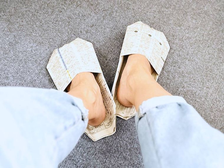 新聞紙で作ったスリッパを履いた様子