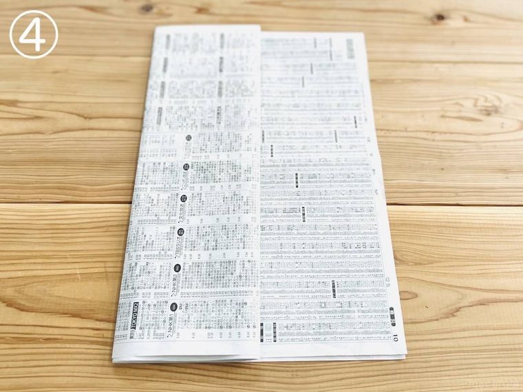 新聞紙でスリッパを作っている様子