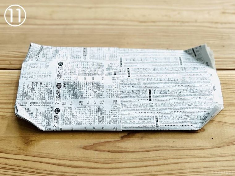 新聞紙でスリッパを作っている様子