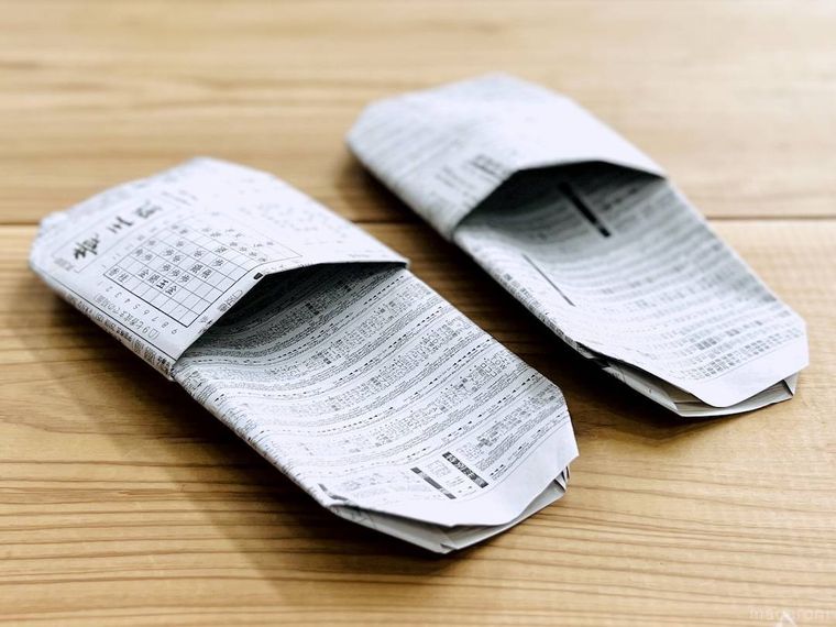 新聞紙で作ったスリッパ