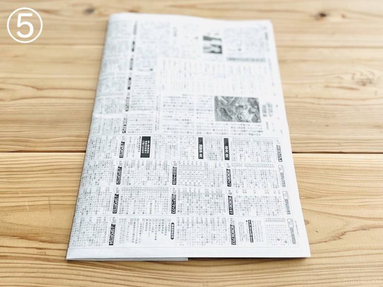 新聞紙でスリッパを作っている様子