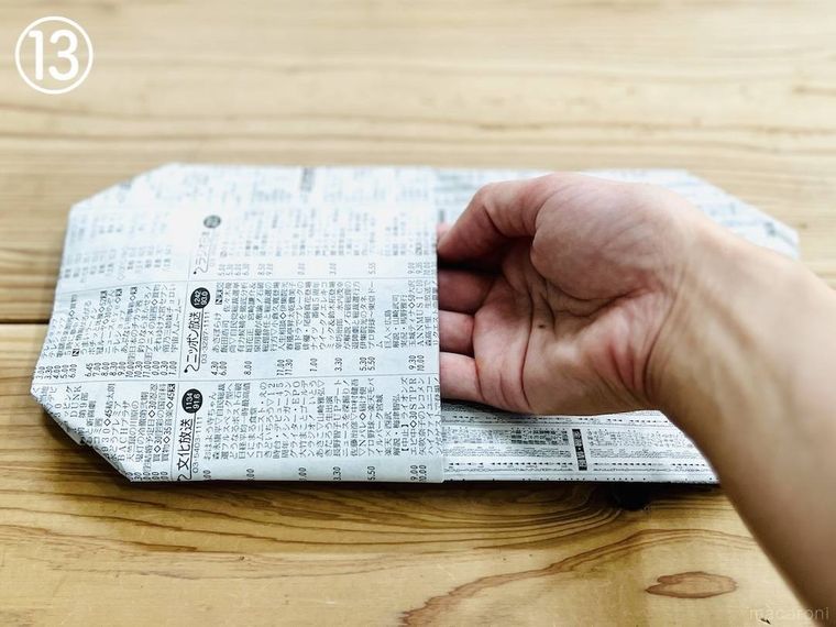 新聞紙でスリッパを作っている様子