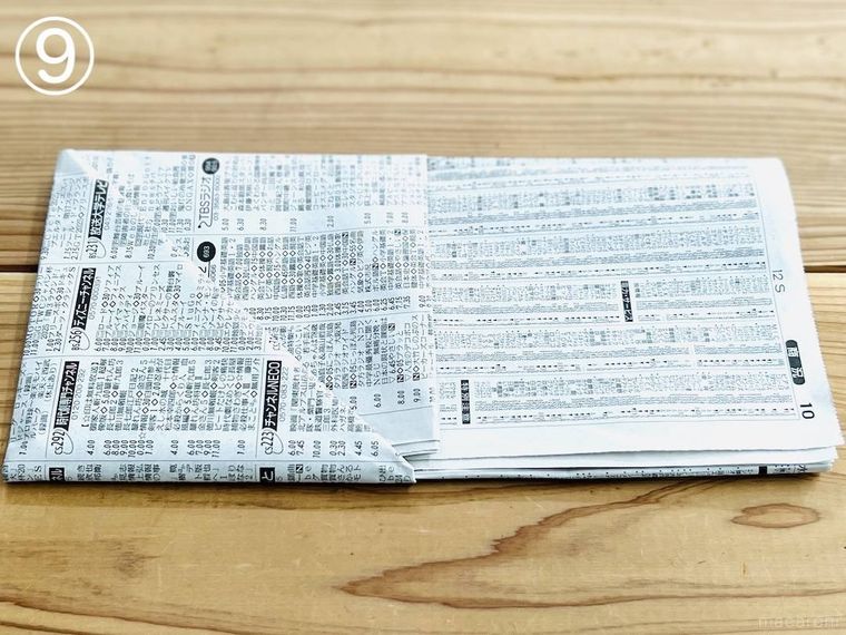 新聞紙でスリッパを作っている様子