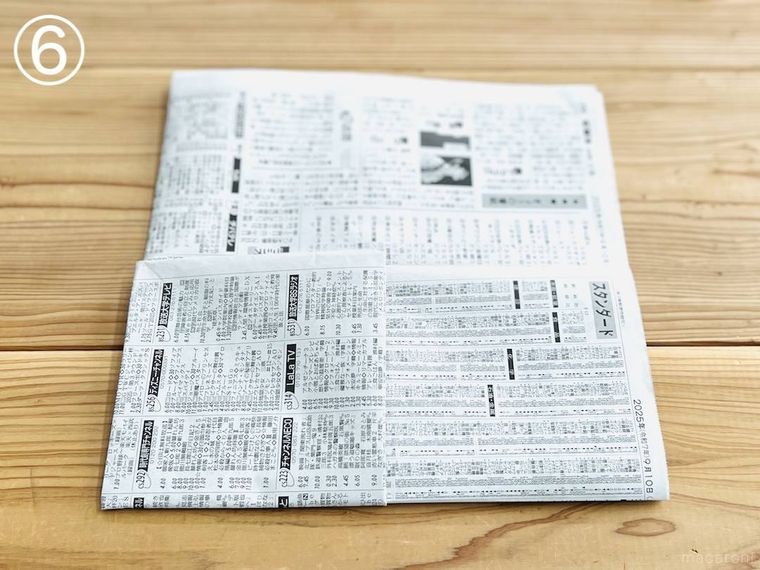 新聞紙でスリッパを作っている様子
