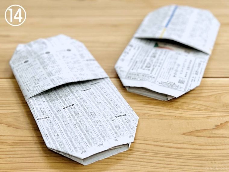 新聞紙でスリッパを作っている様子