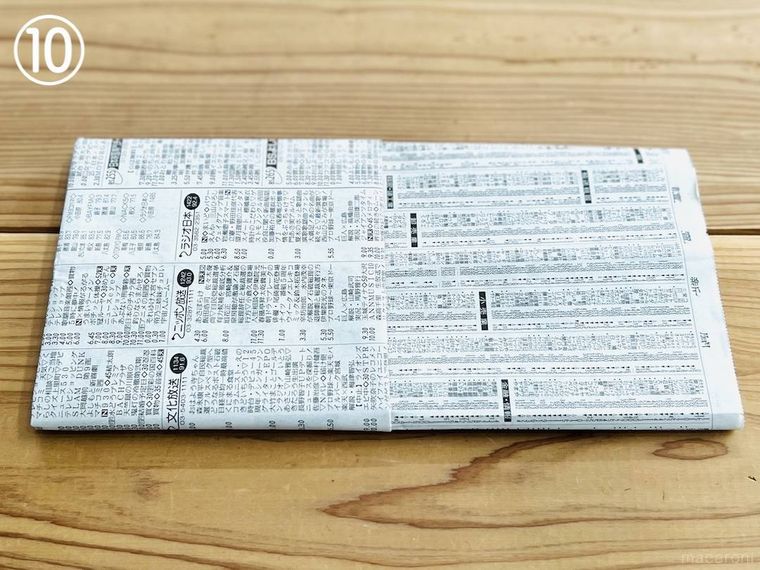 新聞紙でスリッパを作っている様子