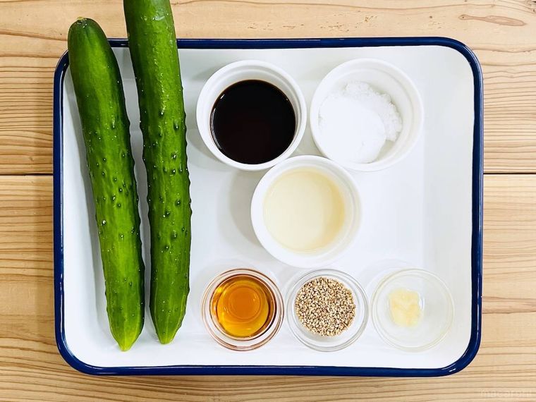 バットの上にきゅうり2本と調味料が並んでいる様子