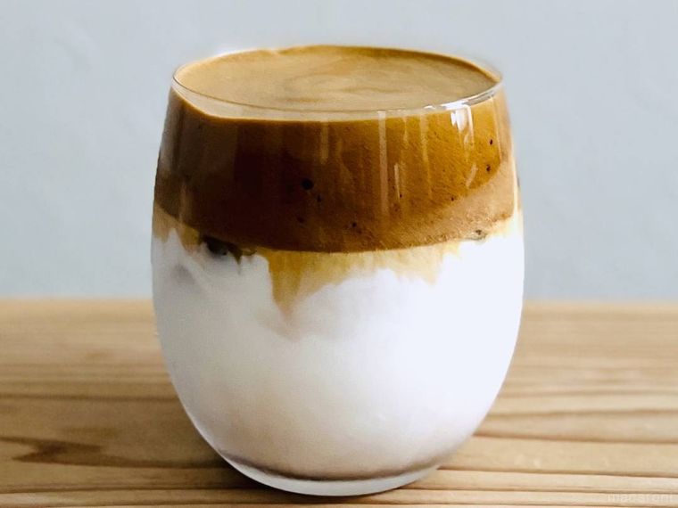 テーブルの上にダルゴナコーヒーが置かれている様子