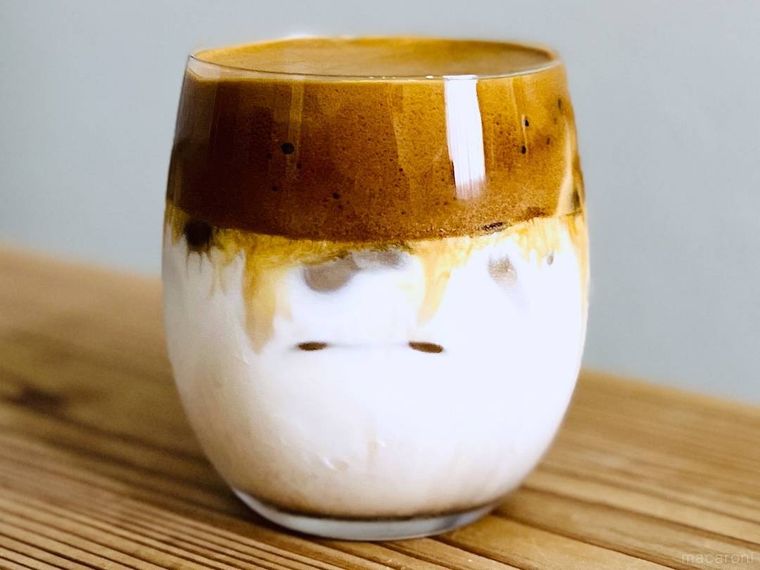 テーブルの上にダルゴナコーヒーが置かれている様子
