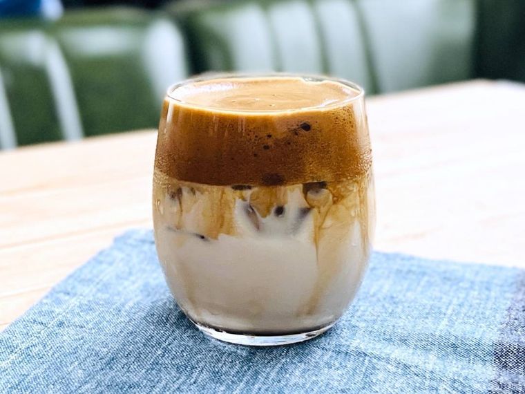 テーブルの上にダルゴナコーヒーが置かれている様子