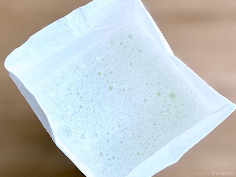 空の牛乳パックにぬるま湯と洗剤を入れた様子