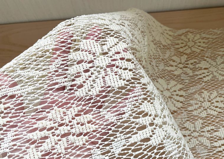 花柄すべり止めシートを手に取っている様子