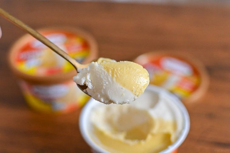 アイスをスプーンですくっているところ