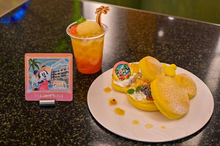 パンとドリンクとコースターの集合