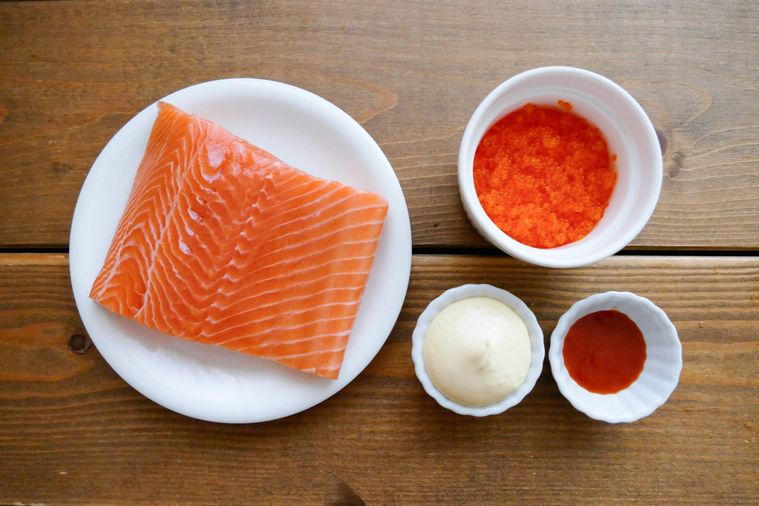 サーモンととびっこのサラダの材料が並ぶ木製テーブル