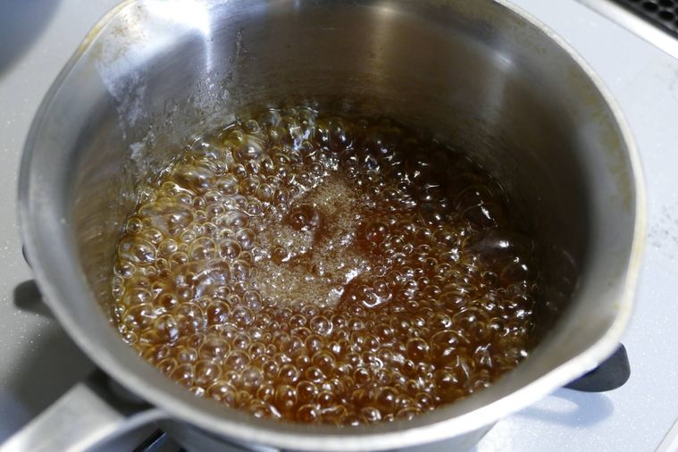 あんの材料を小鍋で沸騰させる様子