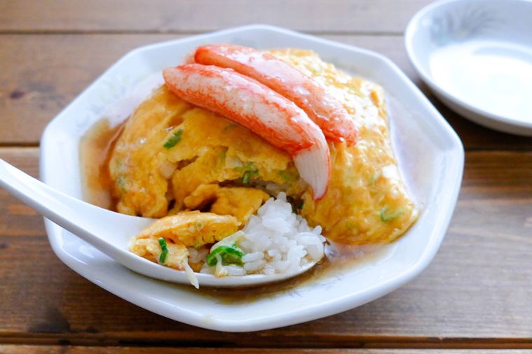 王将風天津飯をレンゲですくう様子
