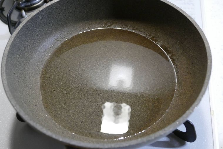 小さめのフライパンの底一面にサラダ油を入れた様子