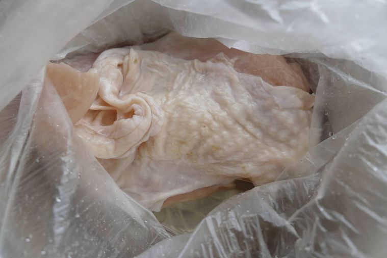 塩糖水に鶏むね肉をまるごと入れた様子