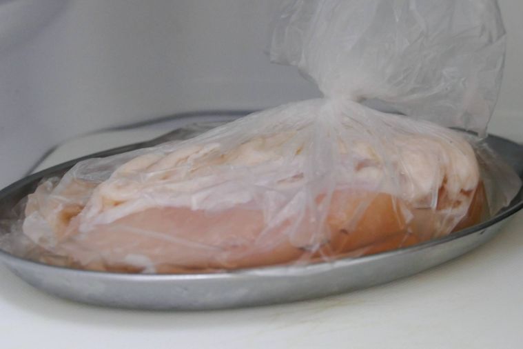 塩糖水に漬けた鶏むね肉を冷蔵庫に置く様子