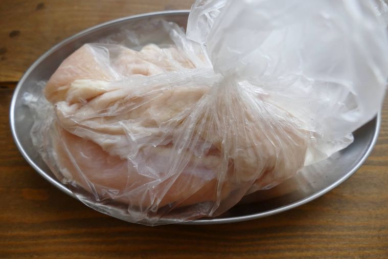 鶏むね肉と塩糖水を入れた袋