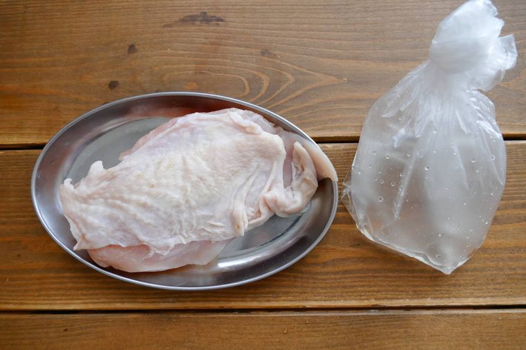 鶏むね肉と塩糖水が並ぶ木製テーブル