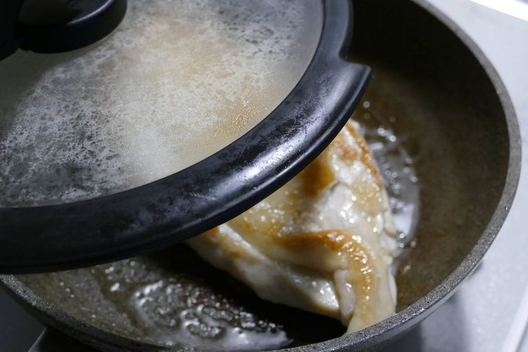 鶏むね肉を返して蓋をする様子