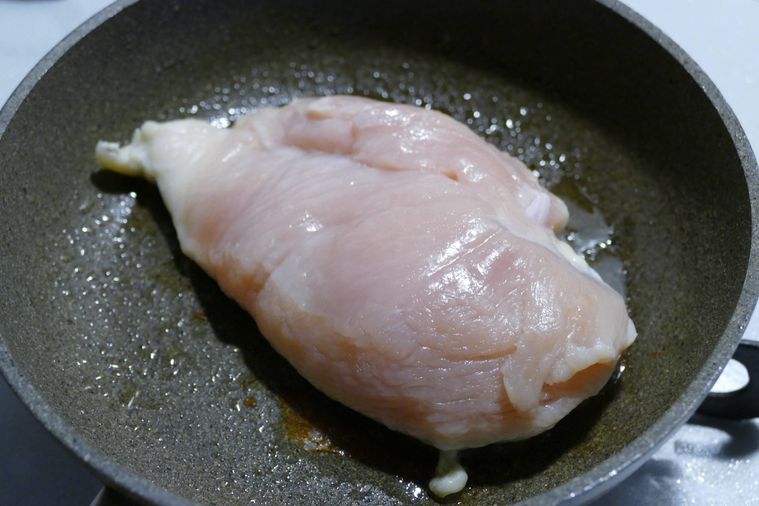 鶏むね肉の皮目を下にして焼く様子