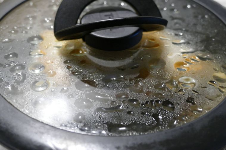 蓋をしたままの鶏むね肉を入れたフライパン