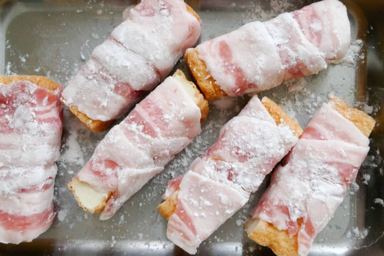 肉巻き厚揚げに塩と片栗粉をまぶした様子