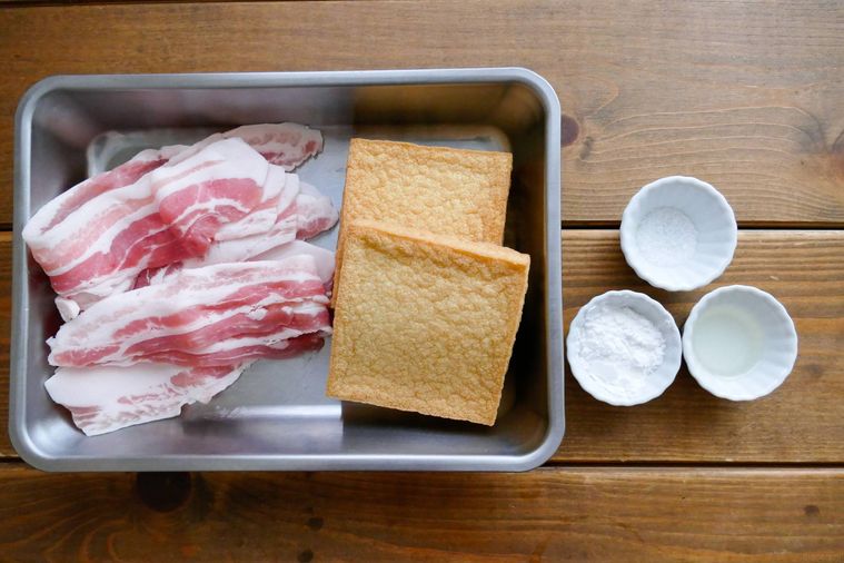 厚揚げの豚バラ巻きの材料が並ぶ木製テーブル